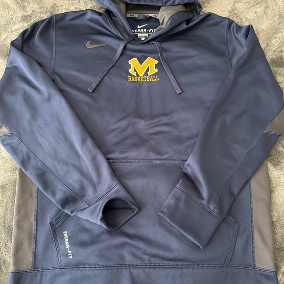 MICHIGAN BASKETBALL NIKE THERMA-FIT HOODIE - Picture 2 of 16